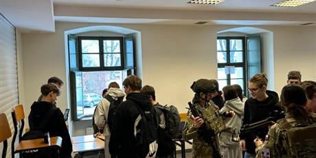 Powiększ grafikę: -edukacja-dla-bezpieczenstwa-zajecia-uczniow-w-1-lo-cn-b-w-gdansku-679168.jpg