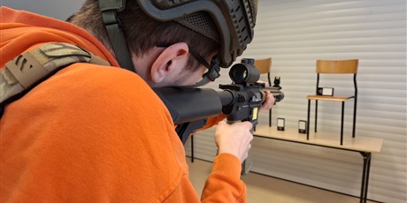 Powiększ grafikę: -edukacja-dla-bezpieczenstwa-zajecia-uczniow-w-1-lo-cn-b-w-gdansku-679169.jpg