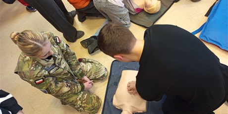 Powiększ grafikę: -edukacja-dla-bezpieczenstwa-zajecia-uczniow-w-1-lo-cn-b-w-gdansku-679171.jpg