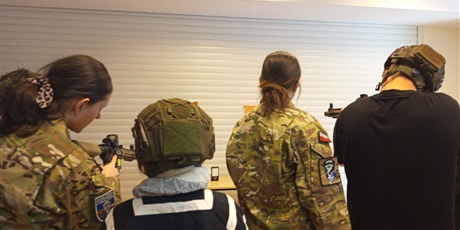 Powiększ grafikę: -edukacja-dla-bezpieczenstwa-zajecia-uczniow-w-1-lo-cn-b-w-gdansku-679172.jpg