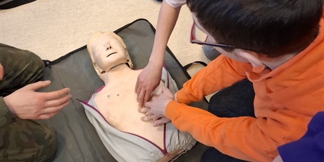 Powiększ grafikę: -edukacja-dla-bezpieczenstwa-zajecia-uczniow-w-1-lo-cn-b-w-gdansku-679174.jpg