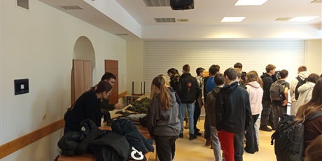 Powiększ grafikę: -edukacja-dla-bezpieczenstwa-zajecia-uczniow-w-1-lo-cn-b-w-gdansku-679175.jpg