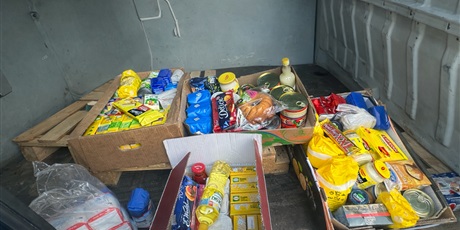 Powiększ grafikę: Skrzynki z darami spożywczymi ustawione w samochodzie do transportu