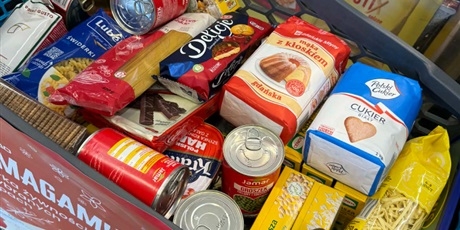 Powiększ grafikę: Koszyk zakupowy wypełniony produktami spożywczymi zebranymi w ramach akcji pomocowej