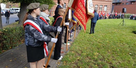 Powiększ grafikę: 15-pazdziernika-nasi-uczniowie-godnie-reprezentowali-szkole-podczas-uroczystosci-przy-plycie-pomordowanych-nauczycieli-w-gdansku-649643.jpg