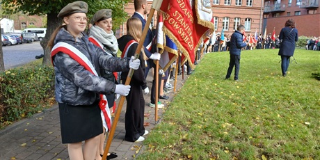 Powiększ grafikę: 15-pazdziernika-nasi-uczniowie-godnie-reprezentowali-szkole-podczas-uroczystosci-przy-plycie-pomordowanych-nauczycieli-w-gdansku-649644.jpg