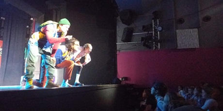 1A wybrała się na do teatru Miniatura na przedstawienie "Opowieść wigilijna"