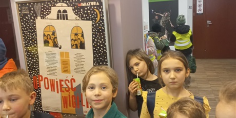 Powiększ grafikę: 1a-wybrala-sie-na-do-teatru-miniatura-na-przedstawienie-opowiesc-wigilijna-667982.jpg