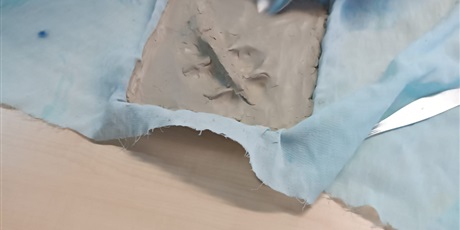 Powiększ grafikę: 4a-pracuje-z-glina-670260.jpg