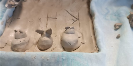 Powiększ grafikę: 4a-pracuje-z-glina-670261.jpg