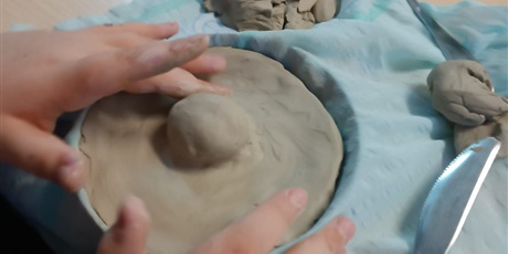 Powiększ grafikę: 4a-pracuje-z-glina-670262.jpg