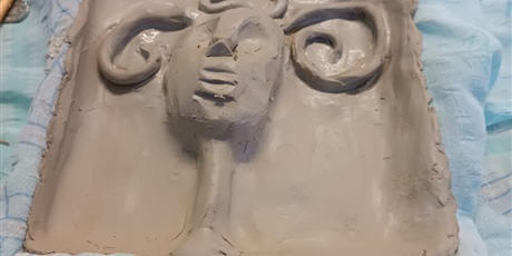 Powiększ grafikę: 4a-pracuje-z-glina-670263.jpg