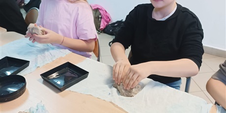 Powiększ grafikę: 4a-pracuje-z-glina-670264.jpg