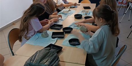 Powiększ grafikę: 4a-pracuje-z-glina-670268.jpg