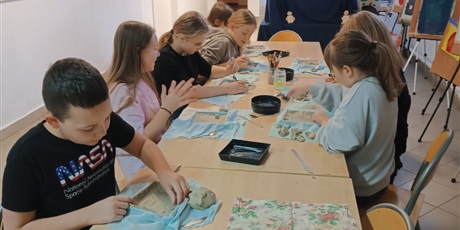 Powiększ grafikę: 4a-pracuje-z-glina-670269.jpg