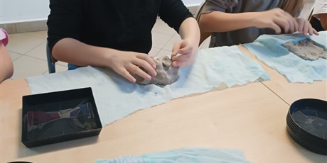 Powiększ grafikę: 4a-pracuje-z-glina-670270.jpg