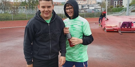 Powiększ grafikę: Dwóch uczniów na stadionie.