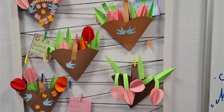 Powiększ grafikę: do-swietlicy-wiosna-pcha-sie-drzwiami-oknami-swietliczaki-tworzyly-koszyki-679156.jpg