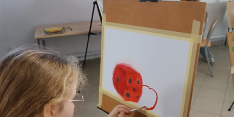 Dzieci malują martwą naturę