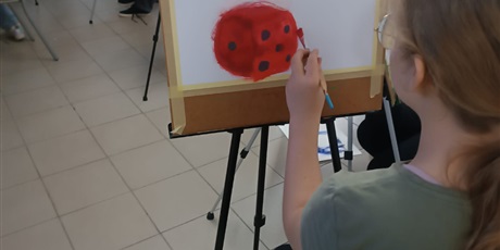 Powiększ grafikę: dzieci-maluja-martwa-nature-668006.jpg