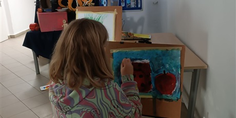 Powiększ grafikę: dzieci-maluja-martwa-nature-668008.jpg