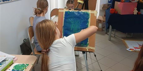 Powiększ grafikę: dzieci-maluja-martwa-nature-668009.jpg