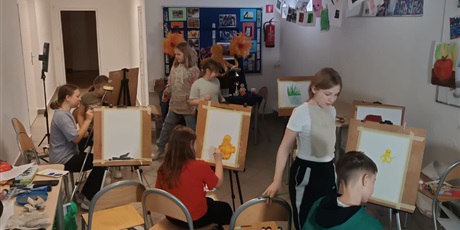 Powiększ grafikę: dzieci-maluja-martwa-nature-668011.jpg