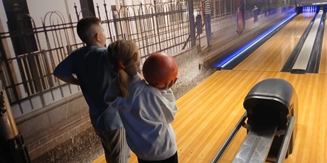 Dziś ekipa świetlicy Przystań ruszyła na podbój kręgielni 🎳
