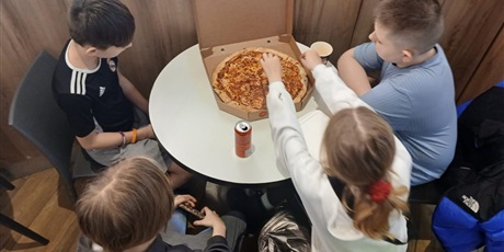 Powiększ grafikę: dzis-ekipa-swietlicy-przystan-ruszyla-na-podboj-kregielni-679166.jpg