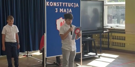 Powiększ grafikę: Uczeń mówi do mikrofonu.