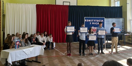 Powiększ grafikę: Uczniowie podczas apelu trzymają tablice z hasłami.