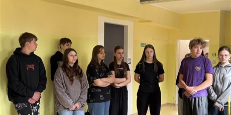 Powiększ grafikę: Grupa uczniów słucha opowiadania rodzica!
