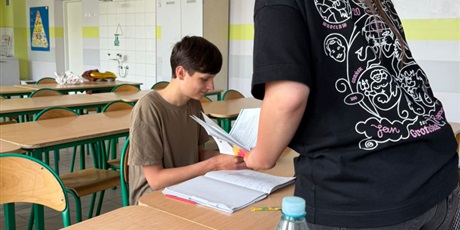 Powiększ grafikę: gdy-uczniowie-ucza-uczniow-nietypowa-lekcja-chemii-628391.jpg
