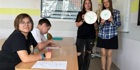 Powiększ grafikę: gdy-uczniowie-ucza-uczniow-nietypowa-lekcja-chemii-628392.jpg