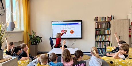 Powiększ grafikę: hejt-a-wlasciwe-slowo-zajecia-w-bibliotece-szkolnej-679143.jpg