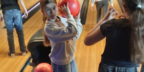 Klasa Va z okazji " Dnia Chlopaka" wybrała się do kręgielni. 