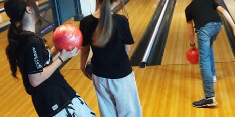 Powiększ grafikę: klasa-va-z-okazji-dnia-chlopaka-wybrala-sie-do-kregielni-649711.jpg