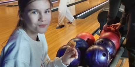 Powiększ grafikę: klasa-va-z-okazji-dnia-chlopaka-wybrala-sie-do-kregielni-649712.jpg