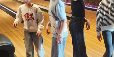 Powiększ grafikę: klasa-va-z-okazji-dnia-chlopaka-wybrala-sie-do-kregielni-649713.jpg