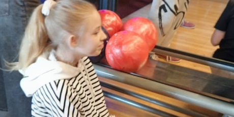 Powiększ grafikę: klasa-va-z-okazji-dnia-chlopaka-wybrala-sie-do-kregielni-649714.jpg