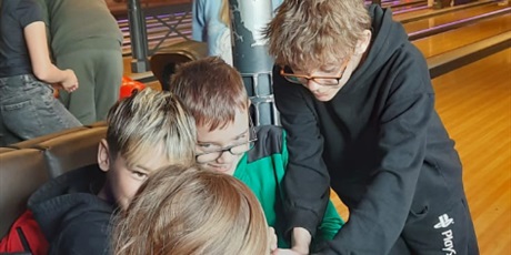 Powiększ grafikę: klasa-va-z-okazji-dnia-chlopaka-wybrala-sie-do-kregielni-649715.jpg