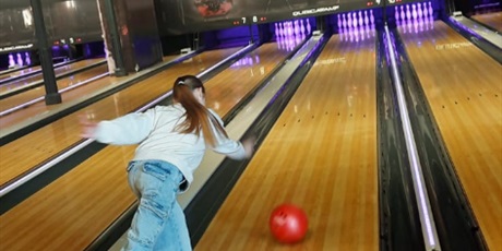 Powiększ grafikę: klasa-va-z-okazji-dnia-chlopaka-wybrala-sie-do-kregielni-649716.jpg