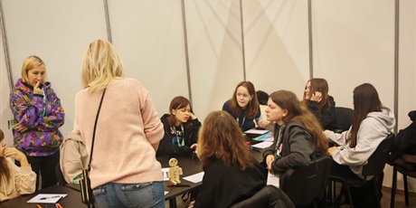 Powiększ grafikę: klasa-vii-a-na-targach-mlodziezy-659892.jpg