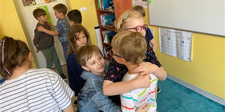 Powiększ grafikę: klasy-1a-i-1b-spotkaly-sie-na-wspolne-swietowanie-626539.jpg