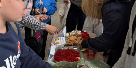 🎄 Koło Wolontariatu w akcji „Zostań Mikołajem”! 🎁
