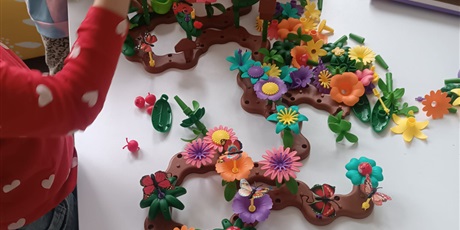 Kreatywne zajęcia dzieci z świetlicy w bibliotece szkolnej