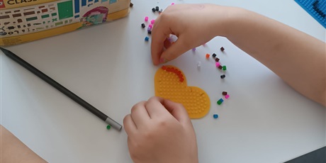 Powiększ grafikę: kreatywne-zajecia-dzieci-z-swietlicy-w-bibliotece-szkolnej-690212.jpg