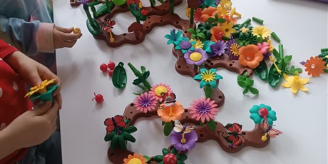 Powiększ grafikę: kreatywne-zajecia-dzieci-z-swietlicy-w-bibliotece-szkolnej-690213.jpg