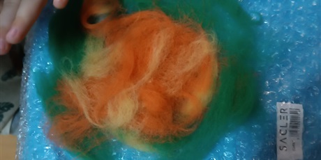 Powiększ grafikę: Kolorowa wełna ułożona na folii bąbelkowej – przygotowanie do pracy plastycznej