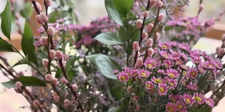 Powiększ grafikę: Bukiet wiosennych kwiatów z baziami, zielonymi liśćmi i drobnymi różowymi kwiatami